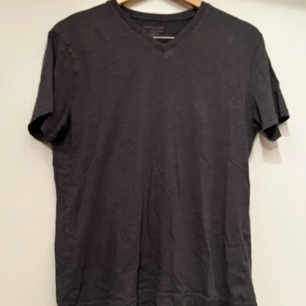 Banana Republic‎ Gray Premium Wash Tee (Size Medium)